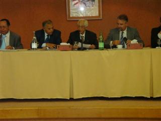 Rachid Driss, Président de l'AEI, entouré de ses hôtes au cours de la conférence Euromed. 